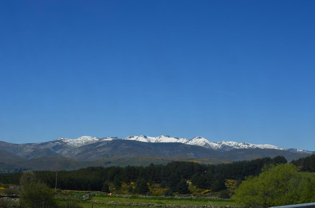 Готель Hostal Refugio De Gredos Наварредонда-де-Ґредос Екстер'єр фото